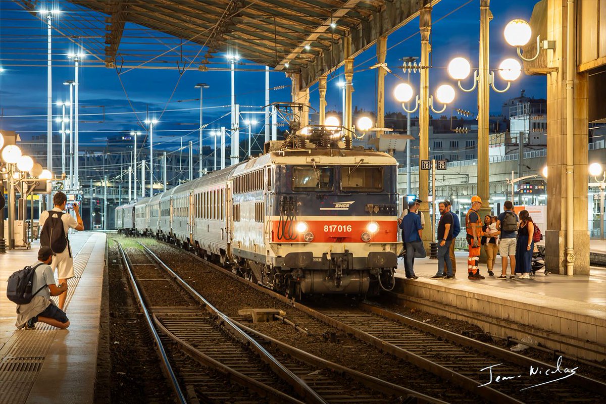 Quelques photos de la BB 17016 en tête du train spécial du <a href="/mfpn_trains/">MFPN</a> de samedi dernier. Au programme : un aller-retour (insolite) de Paris-Nord au Havre pour le festival des Grandes Voiles !