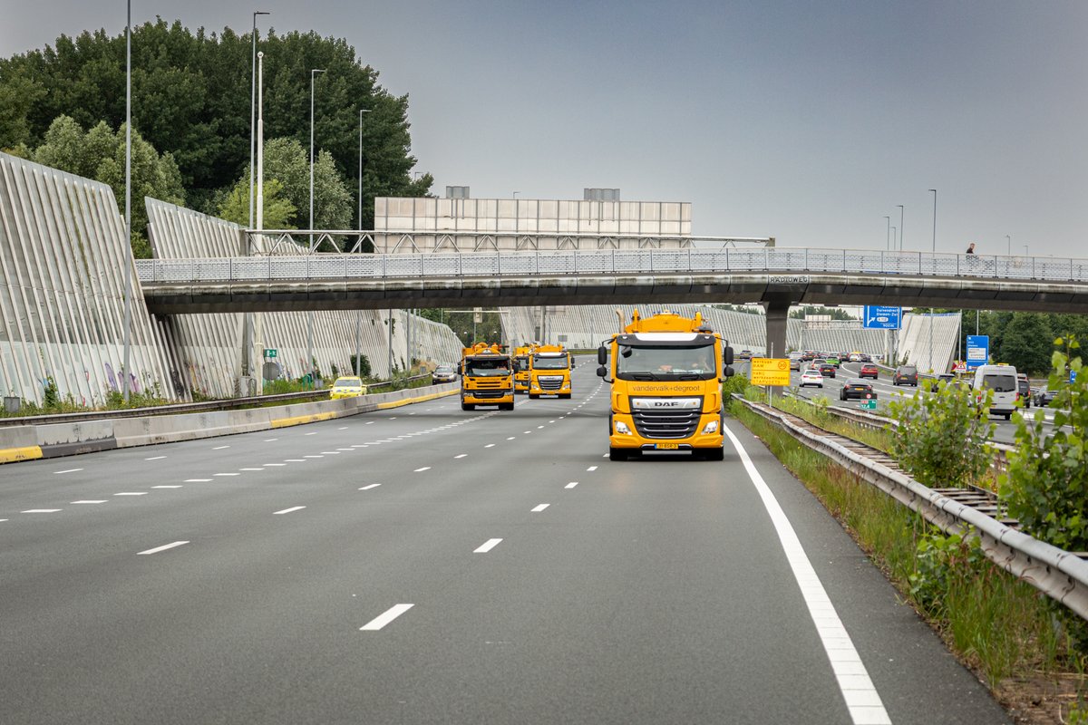 valkdegroot's tweet image. in de afgelopen weken zijn wij betrokken bij de grootschalige werkzaamheden aan de A10 Zuid en de A10 Oost in Amsterdam. Niet alleen op de reguliere dagen, maar ook in de weekenden wordt er gewerkt aan de verbetering van deze balangrijke rondweg.