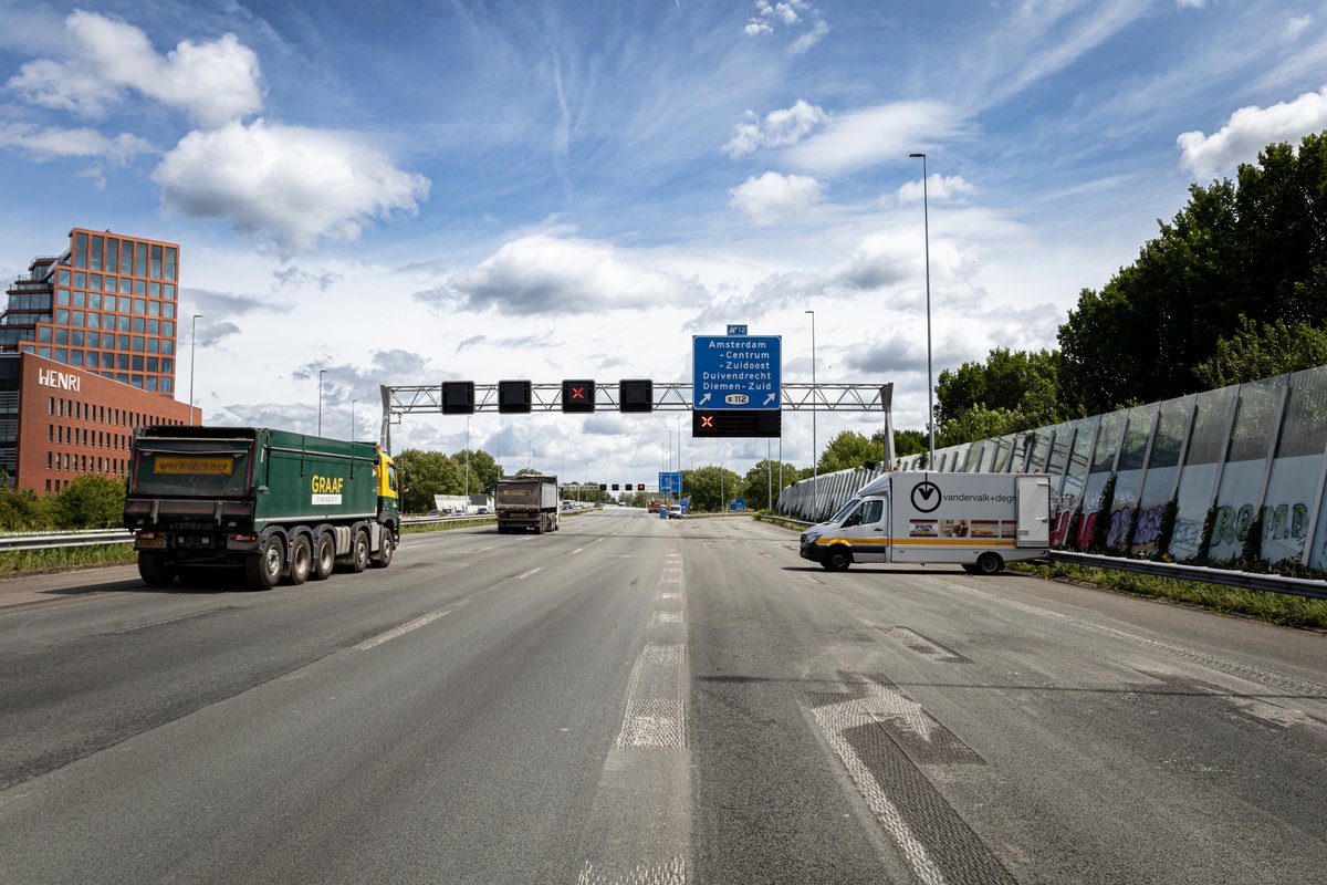 valkdegroot's tweet image. in de afgelopen weken zijn wij betrokken bij de grootschalige werkzaamheden aan de A10 Zuid en de A10 Oost in Amsterdam. Niet alleen op de reguliere dagen, maar ook in de weekenden wordt er gewerkt aan de verbetering van deze balangrijke rondweg.