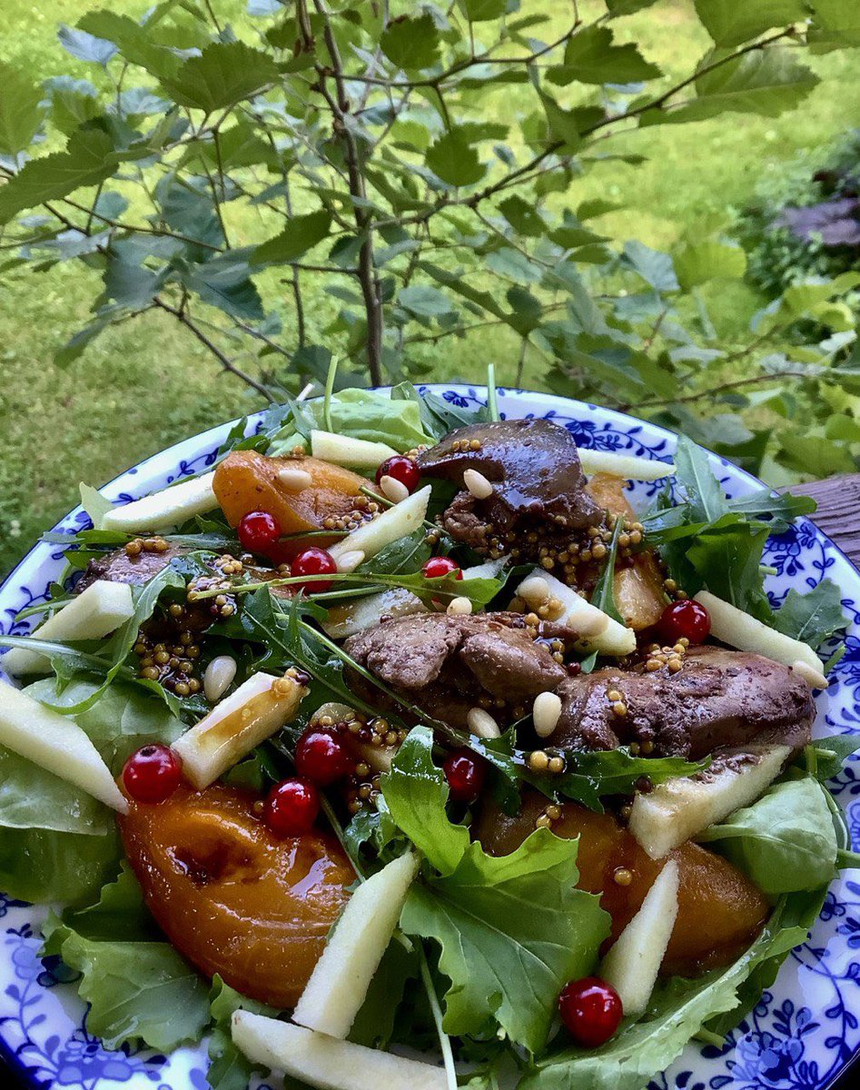 Такой простой и вкусный салат соорудила  😋
Руккола, жареные абрикосы, куриная печень, зеленое яблоко, красная смородина.
Заправка: соевый соус, лимонный сок, оливковое масло, горчица.
Люблю такие сочетания 😍