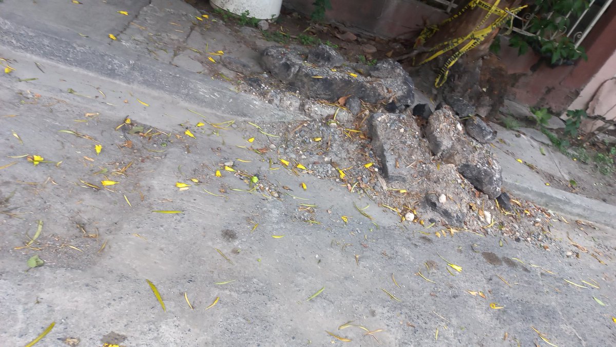 DoraElizabethA3's tweet photo. @ayd_monterrey tienen meses 
que vinieron arreglar fugas y ya no regresaron a pavimentar y llevar escombo, calle San Javier entre Gustavo Sada Paz y Santa María en Industrias del Vidrio 4sector norte, San Nicolás de los Garza. https://t.co/QWi2v4gHJD
