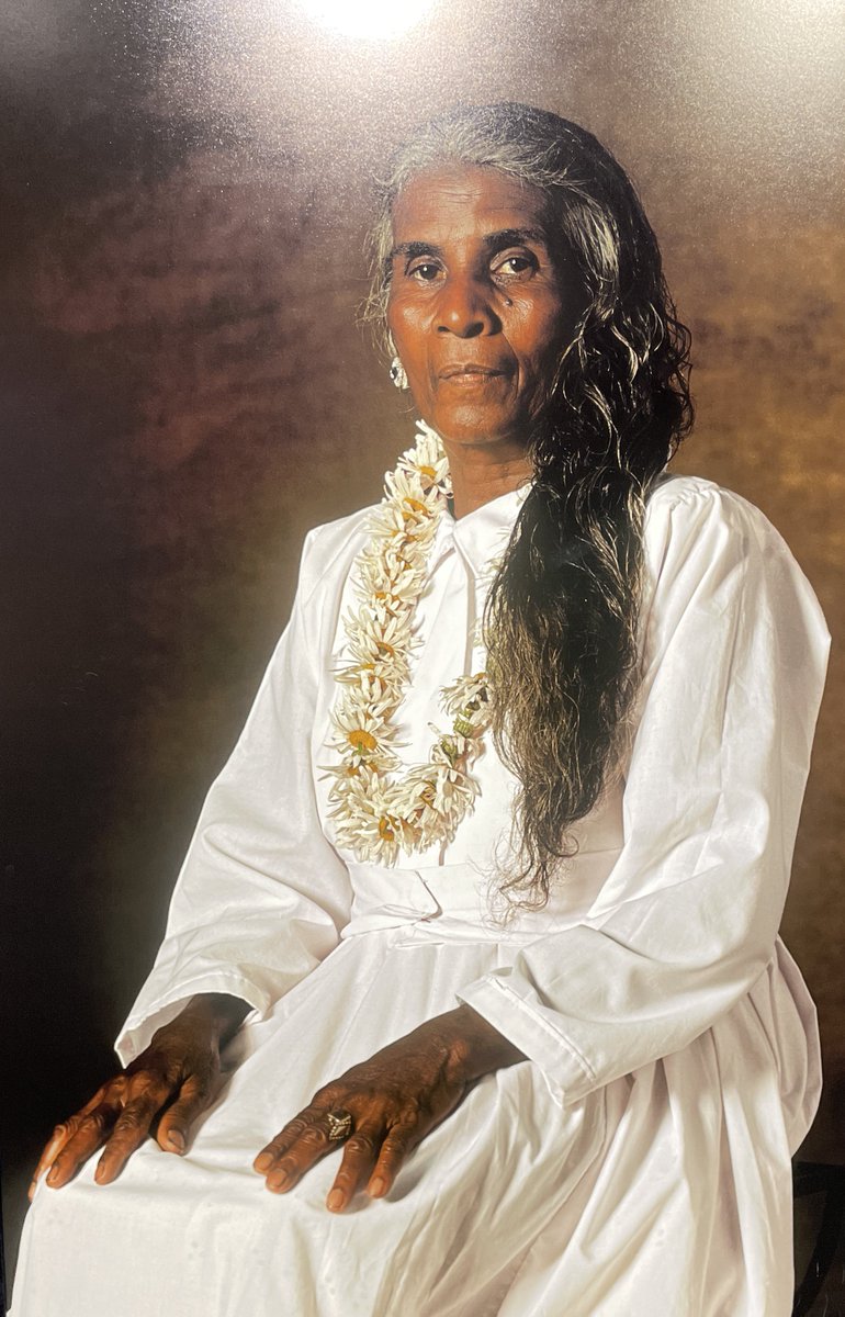 여행 온 곳에 얀 아르튀스 베르트랑의 사진전이 있어서 다녀왔다. 여성이 눈에 띈다. 

전세게 빈곤의 75퍼센트가 농민이고, 그중 70퍼센트가 여성이란다. 무슨 일을 하는 여성이든 존엄하게 담아낸 작가의 시선에서 여성의 가치가 더 드러난다.