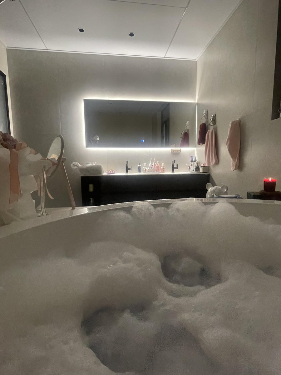 温かな水流が体を包み、一日中の疲れや悩みを洗い流してくれます。このひとときの静けさの中で心が解放され、自分だけのリラックスタイムを楽しんでいます🛁💆‍♀️ #お風呂タイム #ストレス解消 #静かなひととき