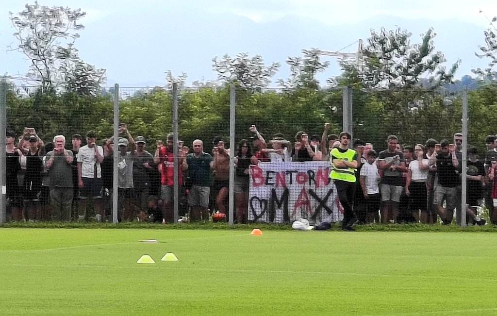 Tra poco il primo allenamento del #Milan 2025-26 a guida Max #Allegri

<a href="/RadioRossonera/">Radio Rossonera</a>