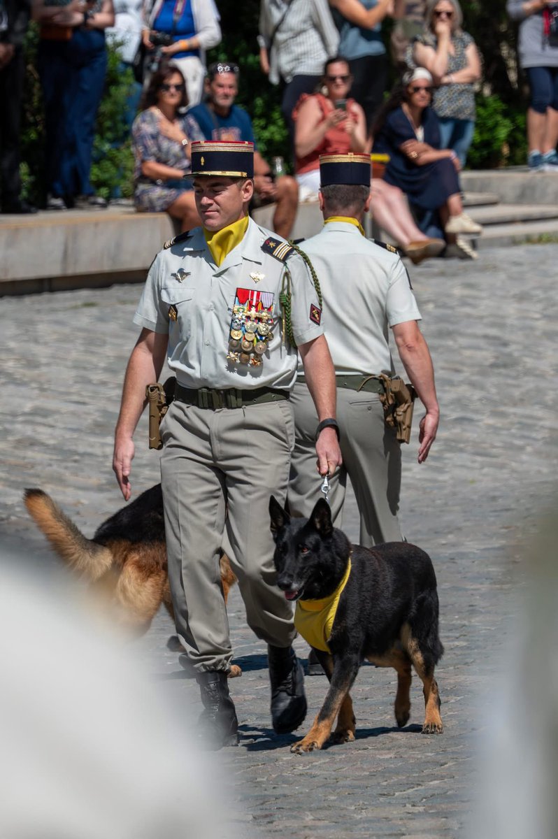 Ce vendredi 4 juillet, le LCL Vantajol a succédé au COL Bedez, devenant ainsi le 46e chef de corps du 132e RIC.
C’est au cœur de Reims, devant la cathédrale, lors de cette cérémonie riche en symboles, que le régiment s’est vu remettre une nouvelle décoration sur son drapeau.