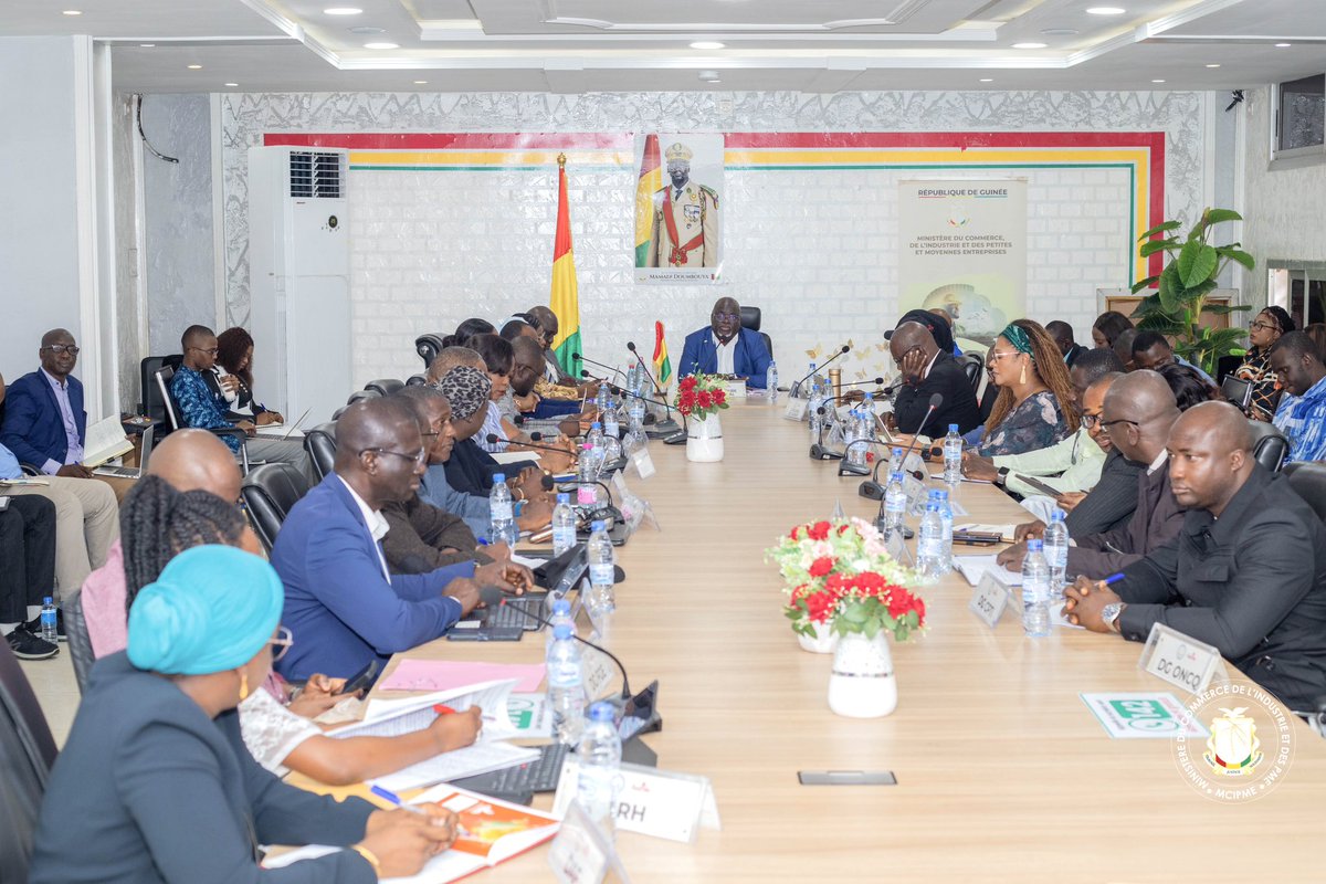 Conseil Ordinaire de Cabinet : Pour une meilleure coordination des actions du Département

Sous la présidence de Monsieur le Secrétaire Général, Mamadou Saliou DIABY, le Conseil de Cabinet s’est tenu ce lundi 07 juillet 2025.

🔗 bit.ly/4nBkT3u

#mcipme2025