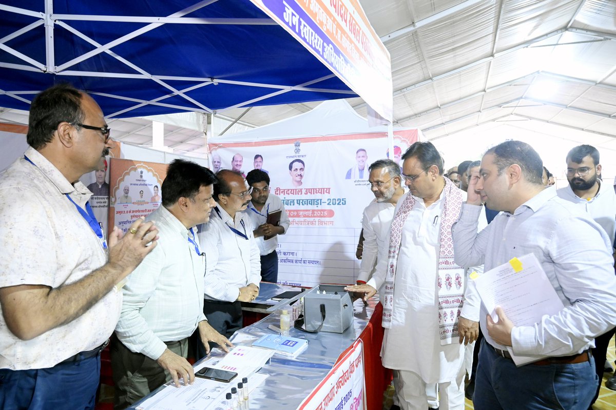 विधानसभा क्षेत्र के 📍#सांगोद में माननीय मुख्यमंत्री श्री <a href="/BhajanlalBjp/">Bhajanlal Sharma</a> जी, माननीय लोकसभा अध्यक्ष श्री <a href="/ombirlakota/">Om Birla</a> जी की गरिमामय उपस्थिति में ‘पं.दीनदयाल उपाध्याय अंत्योदय संबल पखवाड़ा’ के अंतर्गत आयोजित शिविर का अवलोकन कर पात्र लाभार्थियों को प्रमाण पत्र एवं चेक वितरित किए।