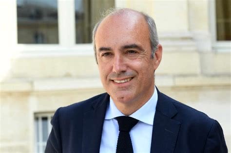 Unanimement les députés rendent hommage à Olivier Marleix, grand républicain disparu tragiquement. 
Mes pensées vont à sa famille et à ses proches .