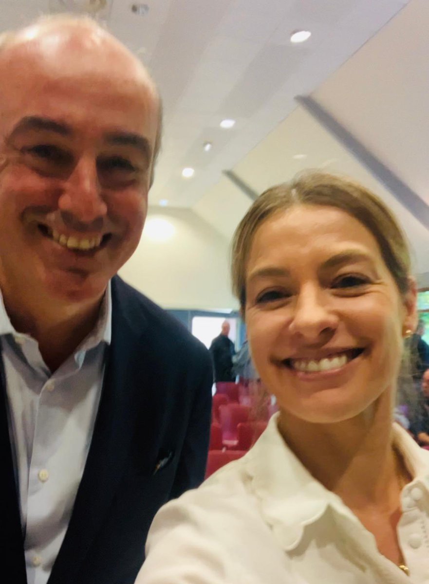 Cette fois-ci, je rédige un tweet en sachant que tu ne le retweeteras jamais. Ton départ me bouleverse.
Ta finesse d’esprit, cher Olivier, ton engagement profond pour la France, ton humour… faisaient de toi un homme à part.
Ta confiance et ton amitié vont terriblement me