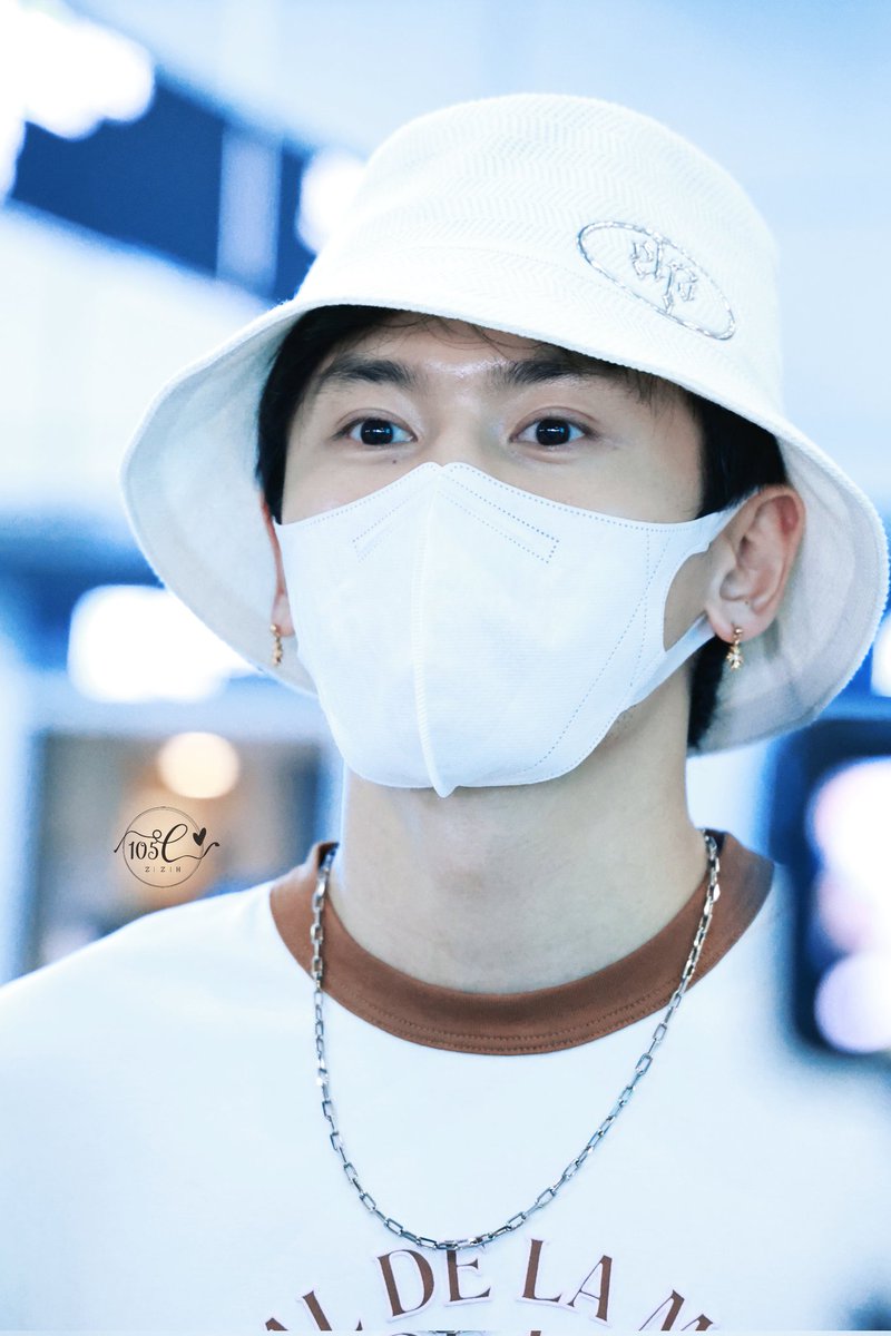 105forZZH's tweet photo. 250706 🛬📷

#ZhangZhehan 
#ZhangZhehan张哲瀚
#张哲瀚 #張哲瀚 #ZZH 
#チャンジャーハン 
#장철한 #จางเจ๋อฮั่น
#zhangsanjian
#张三坚
#TheRealZhangZhehan 
#zhangzhehan_super3
#WordOfHonor 
#山河令 https://t.co/qNJSuAJJnk