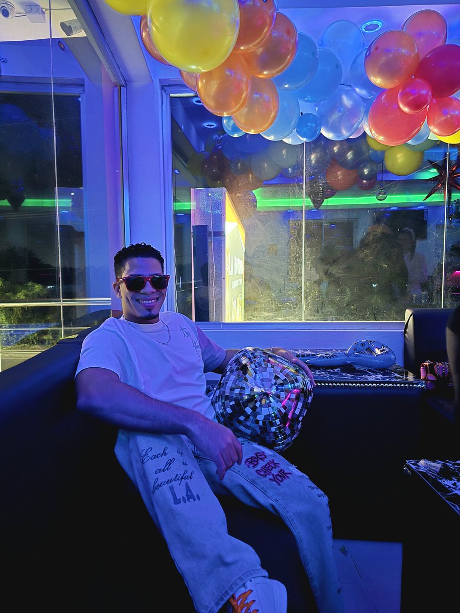 Raulito_Reynoso's tweet photo. It's my Birthday!
Un baby de los 90's
#RetroParty 🪩🍰💿📻 https://t.co/lVvav6mGR2