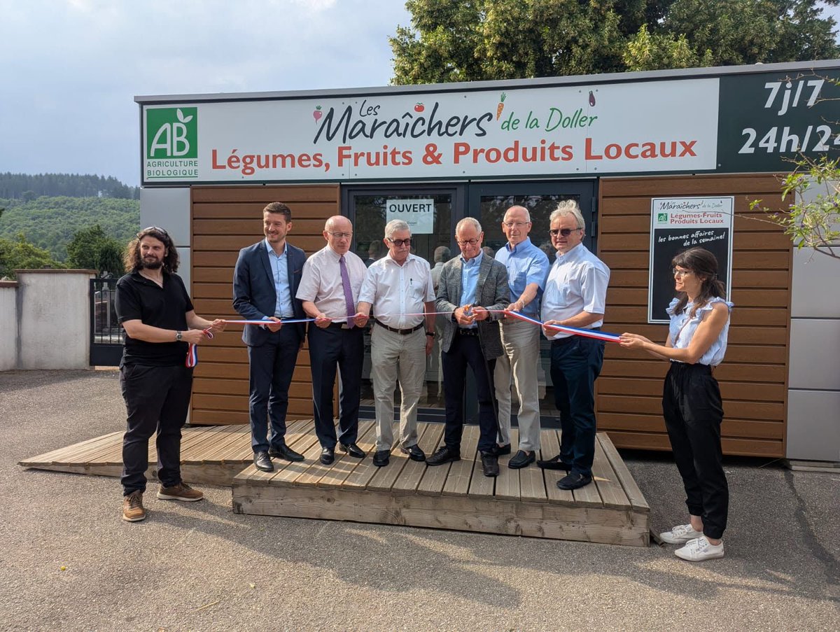 Prefet68's tweet image. 🌱 De la terre à l'emploi : l'insertion prend racine
À Lauw, Jacky Hautier, sous-préfet de Thann-Guebwiller a inauguré le 3 juillet, en présence des partenaires institutionnels et associatifs, le distributeur automatique de légumes bio mis en place par les Maraîchers de la…
