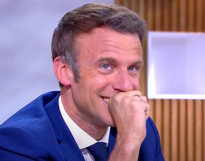 Brevesdepresse's tweet image. 🔴🇫🇷INFO - La #pauvreté et les #inégalités sont au plus haut depuis 30 ans. 9,8 millions de Français vivent sous le seuil de pauvreté. 650.000 personnes ont basculé dans la pauvreté en l’espace d’une année. Les 20 % les plus riches ont des revenus 4,5 fois supérieurs aux 20 % les…