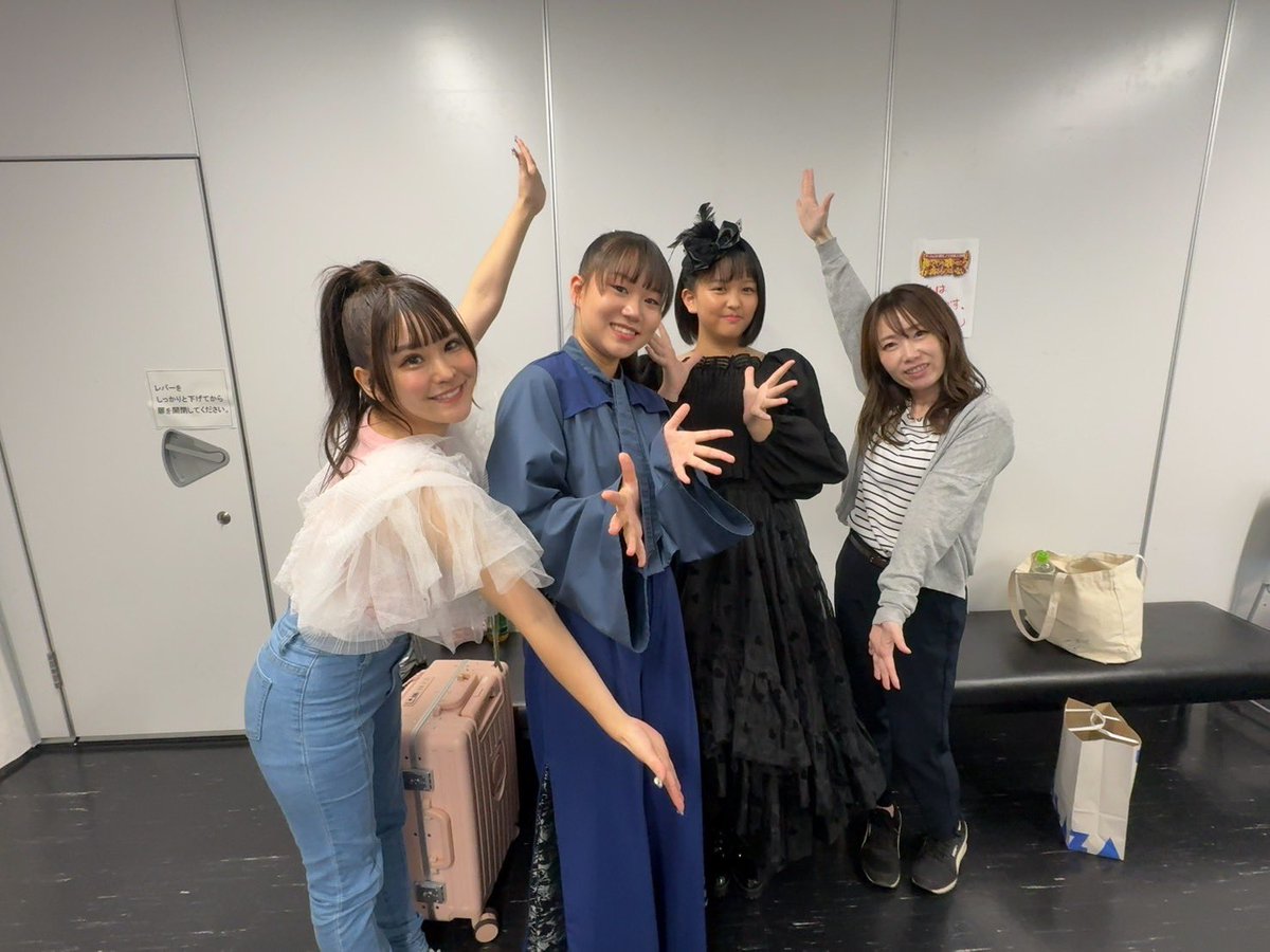 S10040723's tweet photo. ado対決花音ちゃん莉音ちゃんとカニちゃんさん🥳皆さん可愛らしくて私はお姉さんの気持ち、いやもう、お母さんの気持ち!!(前回放送でチラッと出ていた息子ももう中学生です😊)
櫻井さんｽﾞは前から観ていたので、お話できて嬉しかったです☺️実物もかなりイケメンさんたち...✨️ https://t.co/OGYUAAKivk