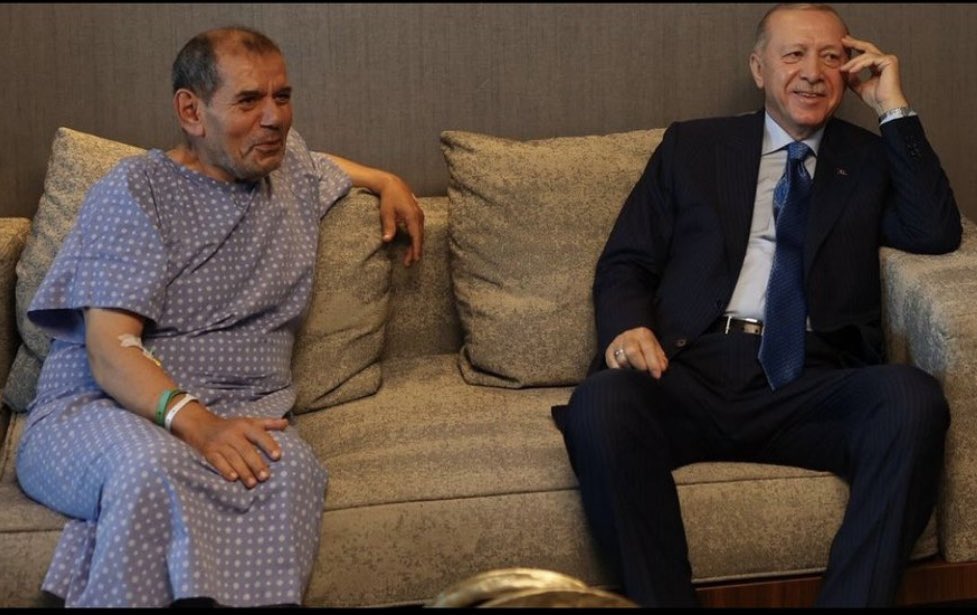 Hiçbir devlet adamı, hiçbir pozu boşuna vermez, boşuna birinin ayağına gitmez. Hele ki iktidarı yirmi küsur yılı aşmış bir devlet adamının konuştuğu her kelime ve verdiği her fotoğraf, mesaj içerir. Ezcümle diyor ki ; Ben buradayım, bunlar da kulüp olarak benim korumam altında.