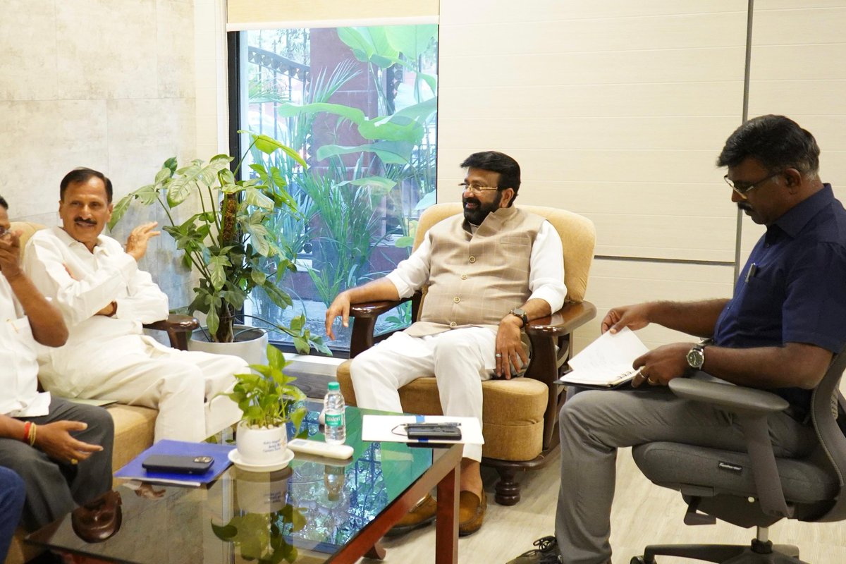 mlanaharis's tweet photo. ಆಹಾರ ಮತ್ತು ನಾಗರಿಕ ಸರಬರಾಜು ಸಚಿವರಾದ ಕೆ. ಎಚ್. ಮುನಿಯಪ್ಪ ಅವರು ಇಂದು ನನ್ನನ್ನು ಬಿಡಿಎ ಕಚೇರಿಯಲ್ಲಿ ಭೇಟಿಯಾಗಿ ಚರ್ಚೆ ನಡೆಸಿದರು. ಈ ವೇಳೆ ಬಿಡಿಎ ಆಯುಕ್ತರಾದ ಪಿ ಮಣಿವಣ್ಣನ್ ಉಪಸ್ಥಿತರಿದ್ದರು. https://t.co/81blTPjFG9