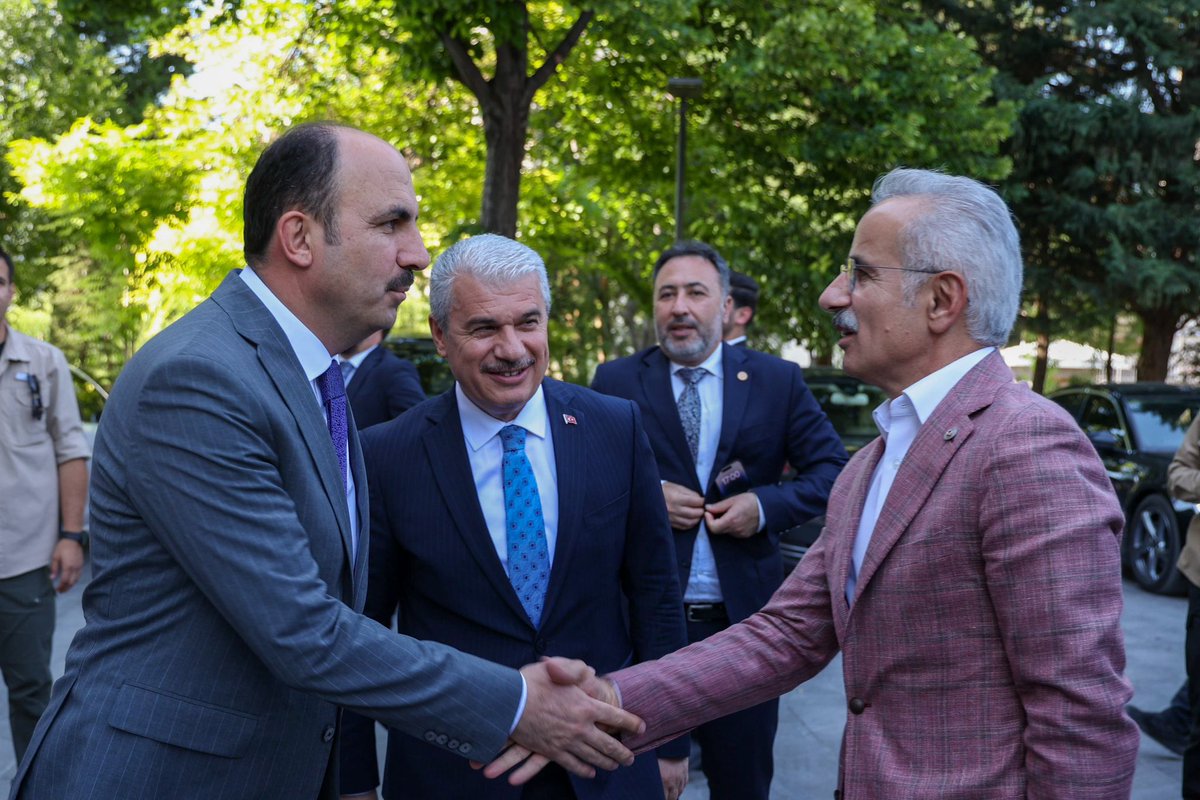 Abdulkadir URALOĞLU (@a_uraloglu) on Twitter photo 📍Konya
Büyükşehir Belediye Başkanımız Sn. <a href="/u_ibrahim_altay/">Uğur İbrahim Altay</a> ile ziyaretimiz kapsamında bir araya geldik.
Başkentler Başkenti Konya’mızı Türkiye Yüzyılı’nın da Başkent şehirlerinden yapma hedefimizi el birliği ile sürdüreceğiz.
#TürkiyeHızlanıyor 🇹🇷 📍Konya
Büyükşehir Belediye Başkanımız Sn. <a href="/u_ibrahim_altay/">Uğur İbrahim Altay</a> ile ziyaretimiz kapsamında bir araya geldik.
Başkentler Başkenti Konya’mızı Türkiye Yüzyılı’nın da Başkent şehirlerinden yapma hedefimizi el birliği ile sürdüreceğiz.
#TürkiyeHızlanıyor 🇹🇷