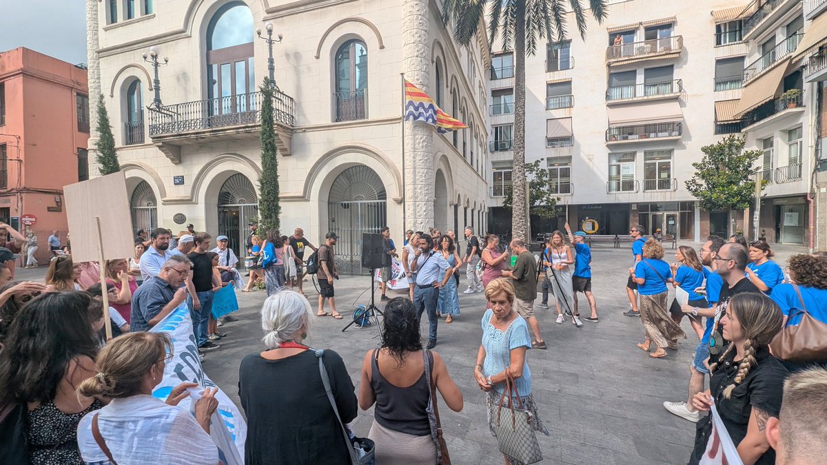 llogaters_bdn's tweet photo. La pressió i força veïnal present a la plaça la vila de #Badalona al crit de #NoVolemPisosTuristics

Molts municipis arreu del món legislen i alerten del perill de la massificació. L'@AjBadalona obre la barra lliure a l'especulació. https://t.co/gqaswdE5by