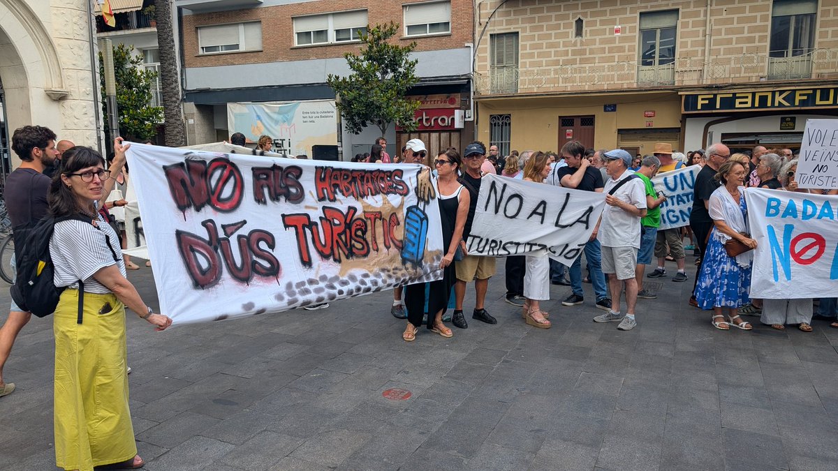 llogaters_bdn's tweet photo. La pressió i força veïnal present a la plaça la vila de #Badalona al crit de #NoVolemPisosTuristics

Molts municipis arreu del món legislen i alerten del perill de la massificació. L'@AjBadalona obre la barra lliure a l'especulació. https://t.co/gqaswdE5by