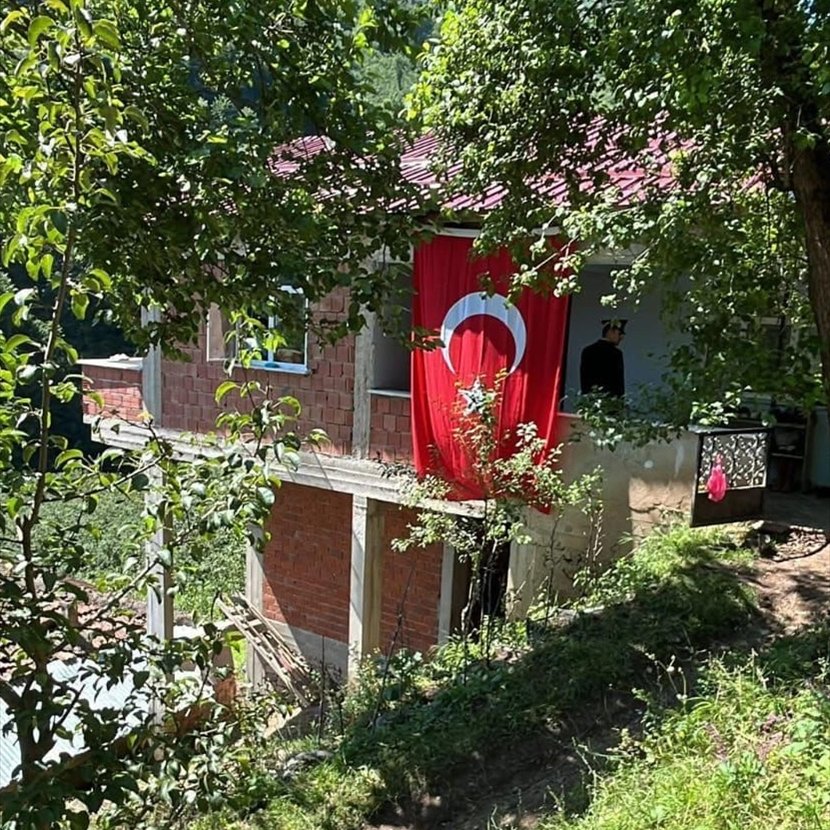 Ölen askere ben yazmam, popülist rap zaten var
Neden ölen askerler var, bunu sorsana!