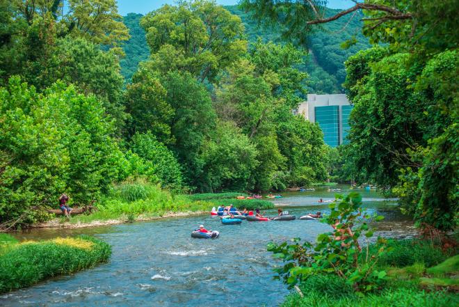 visitvbr's tweet image. We're excited to welcome athletes, families, and friends to VBR next week, for the 2025 @usacycling Endurance Mountain Bike National Championships! 🥳 Save this Spectator Guide for quick reference 🤓 visitroanokeva.com/blog/post/spec…