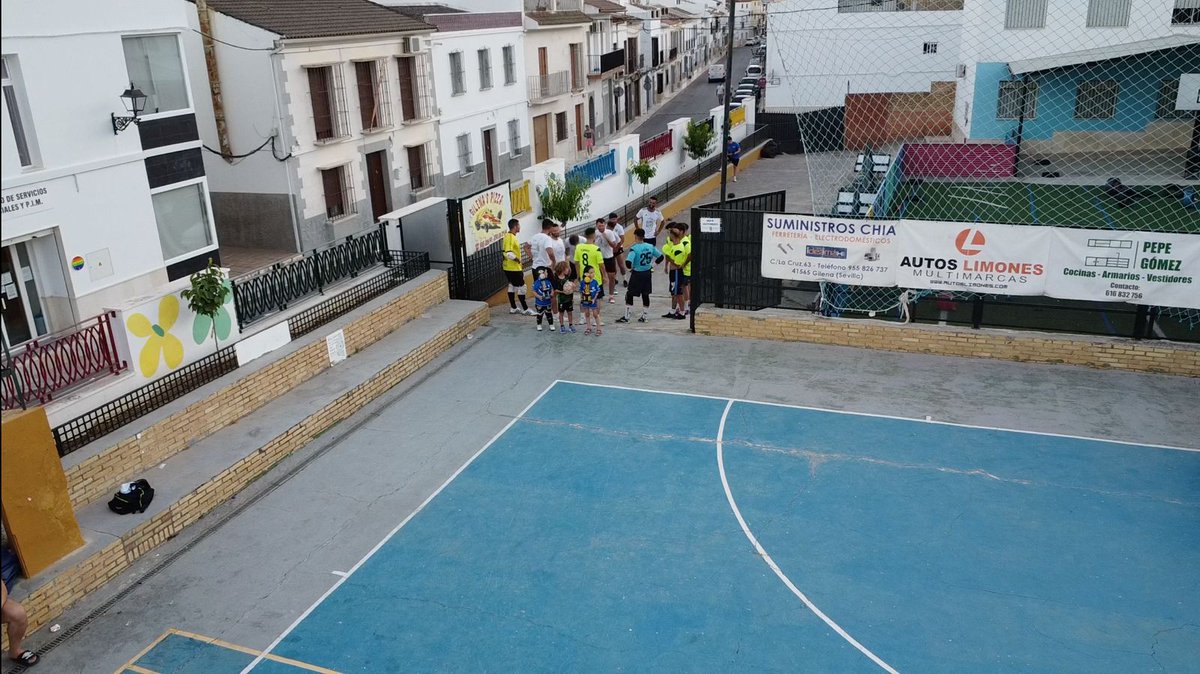 🫂El Memorial, símbolo de unión💙🤍💚🖤

En la previa de la gran final entre Gilena y Pedrera, la organización tuvo el datelle de incluir a nuestro Fabián y Jessica vestidos con camisetas de Gilena y Isco con camiseta de Pedrera en el saludo protocolario.