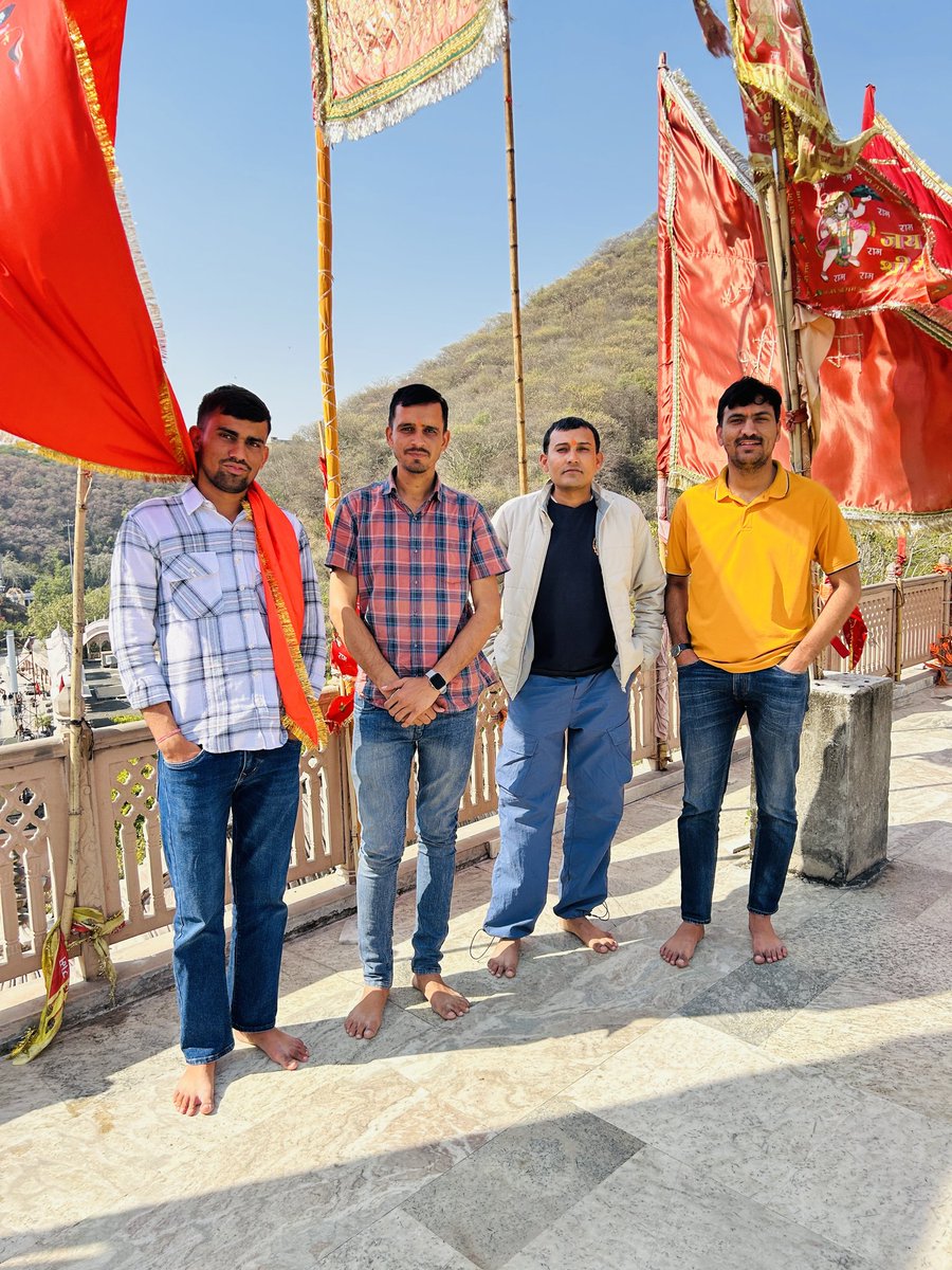 कुछ दोस्त सिर्फ दोस्त नही होते
दिल का सुकून होते है
जब भी मिलते है फिर से जिंदा कर देते हैं.....!!
#याराना  
<a href="/Mukeshbaitu/">Mukesh मारवाड़ी </a> <a href="/GaneshBhamu87/">Ganesh Bhamu</a> <a href="/mukeshpareek53/">Mukesh pareek</a>