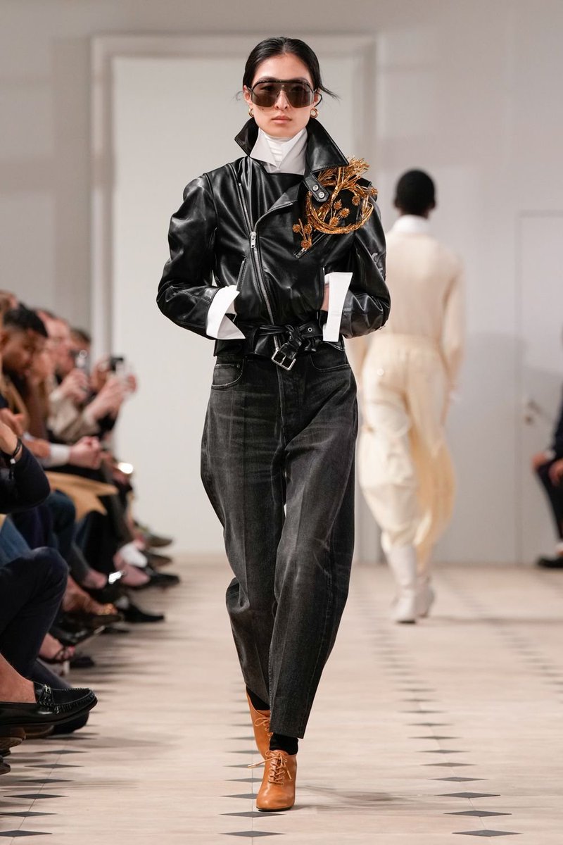 CELINE SS26: การกลับมาเป็นหัวเรือใหญ่ Celine ของ Michael Rider กับบทพิสูจน์สุดหิน  

ในช่วงหลายปีที่ผ่านมา แบรนด์หรูระดับโลกหลายๆแบรนด์ เผชิญภาวะ Brand Identity Fragmentation หรือการที่ตัวตนของแบรนด์ถูกฉีกย่อยจนขาดความชัดเจน

Celine ก็กำลังยืนอยู่ในจุดนั้น  

ตลอดสองทศวรรษ Celine