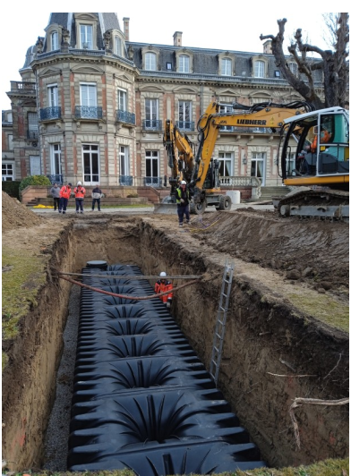 Prefet68's tweet photo. 💧 Depuis mars 2025, la  préfecture du #HautRhin récupère les eaux pluviales pour arroser ses  espaces verts et laver les véhicules de service. 
Deux cuves enterrées pour une sobriété hydrique concrète. 

L’État agit et montre l’exemple. ✅ 

#ÉtatExemplaire #Eau #TransitionÉcologique  

@Ecologie_Gouv