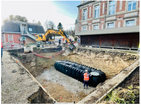 Prefet68's tweet photo. 💧 Depuis mars 2025, la  préfecture du #HautRhin récupère les eaux pluviales pour arroser ses  espaces verts et laver les véhicules de service. 
Deux cuves enterrées pour une sobriété hydrique concrète. 

L’État agit et montre l’exemple. ✅ 

#ÉtatExemplaire #Eau #TransitionÉcologique  

@Ecologie_Gouv