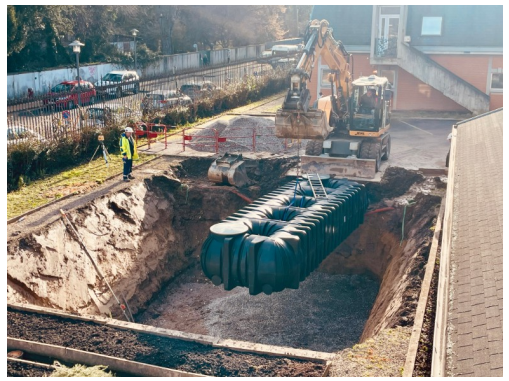 Prefet68's tweet photo. 💧 Depuis mars 2025, la  préfecture du #HautRhin récupère les eaux pluviales pour arroser ses  espaces verts et laver les véhicules de service. 
Deux cuves enterrées pour une sobriété hydrique concrète. 

L’État agit et montre l’exemple. ✅ 

#ÉtatExemplaire #Eau #TransitionÉcologique  

@Ecologie_Gouv