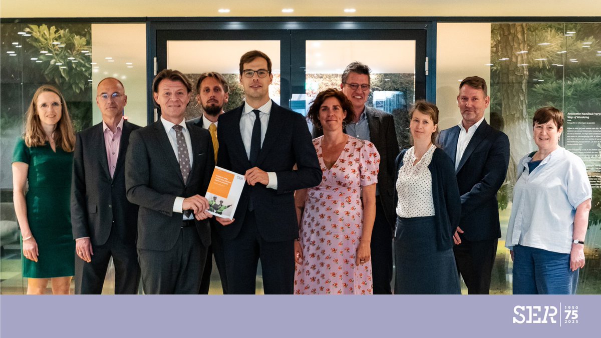 Sociaal-Economische Raad (SER) (@ser_nl) on Twitter photo We moeten alle zeilen bijzetten om ongezond werk en uitval te voorkomen. Dat staat in het SER-advies dat <a href="/kimputters/">Kim Putters</a> vandaag overhandigde aan <a href="/StasSZW/">Jurgen Nobel</a>. Goed werk draagt namelijk bij aan geluk, zingeving en een goede gezondheid.
ser.nl/nl/publicaties… We moeten alle zeilen bijzetten om ongezond werk en uitval te voorkomen. Dat staat in het SER-advies dat <a href="/kimputters/">Kim Putters</a> vandaag overhandigde aan <a href="/StasSZW/">Jurgen Nobel</a>. Goed werk draagt namelijk bij aan geluk, zingeving en een goede gezondheid.
ser.nl/nl/publicaties…