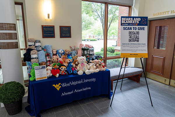 WVUAlumniAssoc's tweet image. The Bears and Blankets drive is off to an amazing start! Thanks to our generous alumni and supporters, donations are already pouring in to comfort patients at WVU Medicine Children's Hospital. 🎉🧸
See how you can get involved today! ➡️ go.wvu.edu/4ga0j