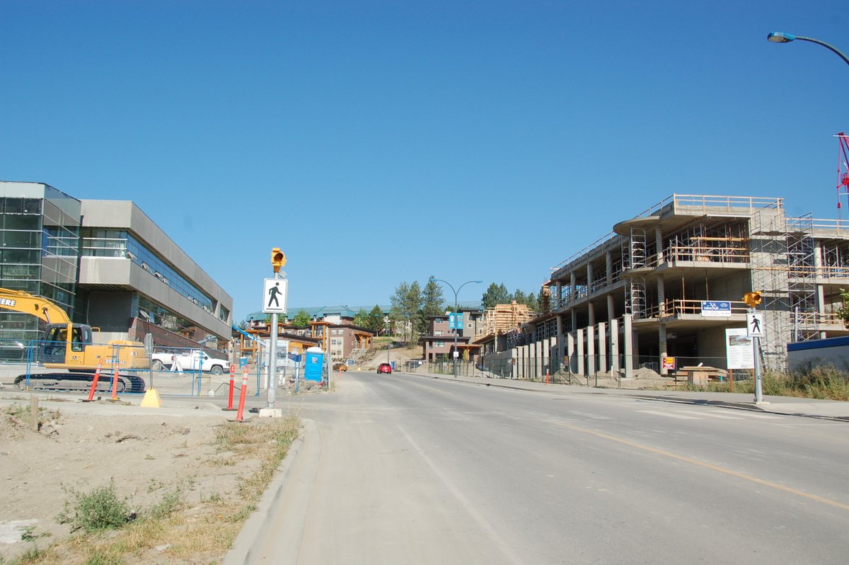 ubcokanagan's tweet image. Throwback to UBCO in the flip phone era. 📞⏪ See more from the 20-year photo gallery: bit.ly/3U0CrZa