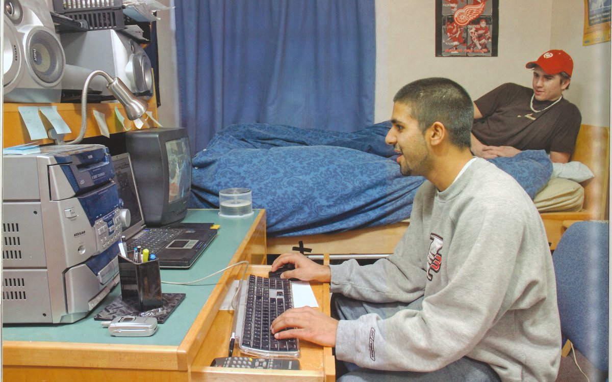 ubcokanagan's tweet image. Throwback to UBCO in the flip phone era. 📞⏪ See more from the 20-year photo gallery: bit.ly/3U0CrZa