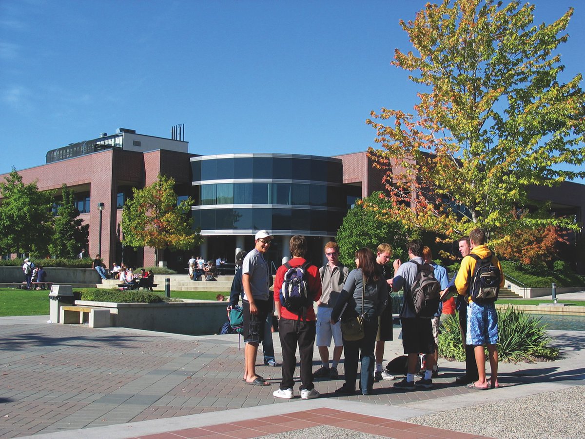 ubcokanagan's tweet image. Throwback to UBCO in the flip phone era. 📞⏪ See more from the 20-year photo gallery: bit.ly/3U0CrZa