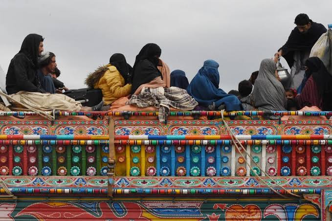 **ایران کا افغان مہاجرین کے حوالے سے بڑا اعلان**  
ایران نے لاکھوں افغان مہاجرین کو ہدایت کی ہے کہ وہ کل (8 جولائی 2025) تک ملک چھوڑ دیں، ورنہ گرفتاری کا سامنا کرنا پڑے گا۔ رپورٹس کے مطابق، ایران میں تقریباً 40 لاکھ Afghan مہاجرین مقیم ہیں، جن میں سے 7 لاکھ پہلے ہی ملک چھوڑ چکے