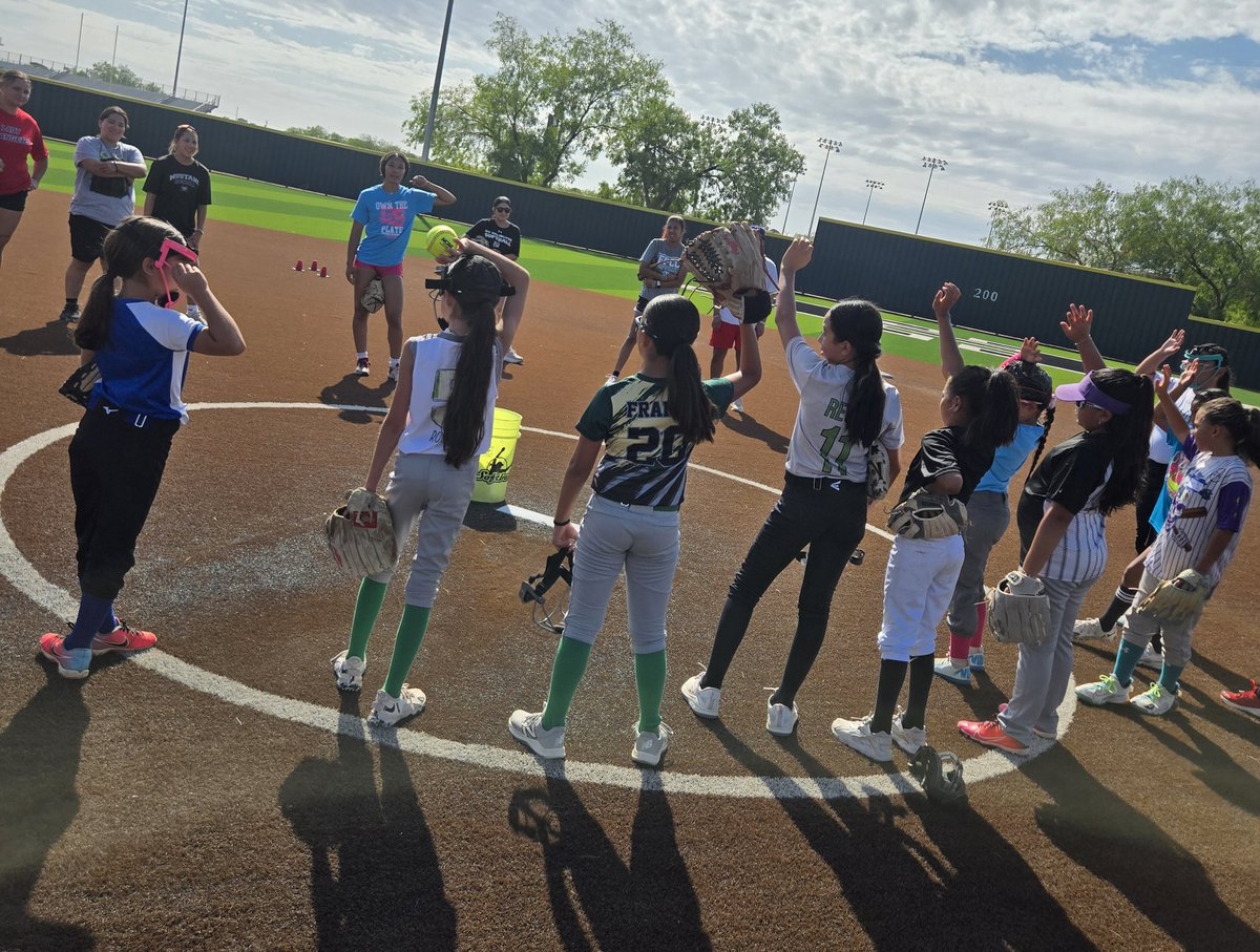 HanksSoftball's tweet photo. @DesiraeSpearman 🥎 camp off and running with 10u!! Still a couple of spots remaining in the other sessions! @HanksSBBooster @JMHanksHigh @HanksGutierrez @Coach_Veliz @YISDAthletics1 @HanksAthletics https://t.co/pfSagOq5mx