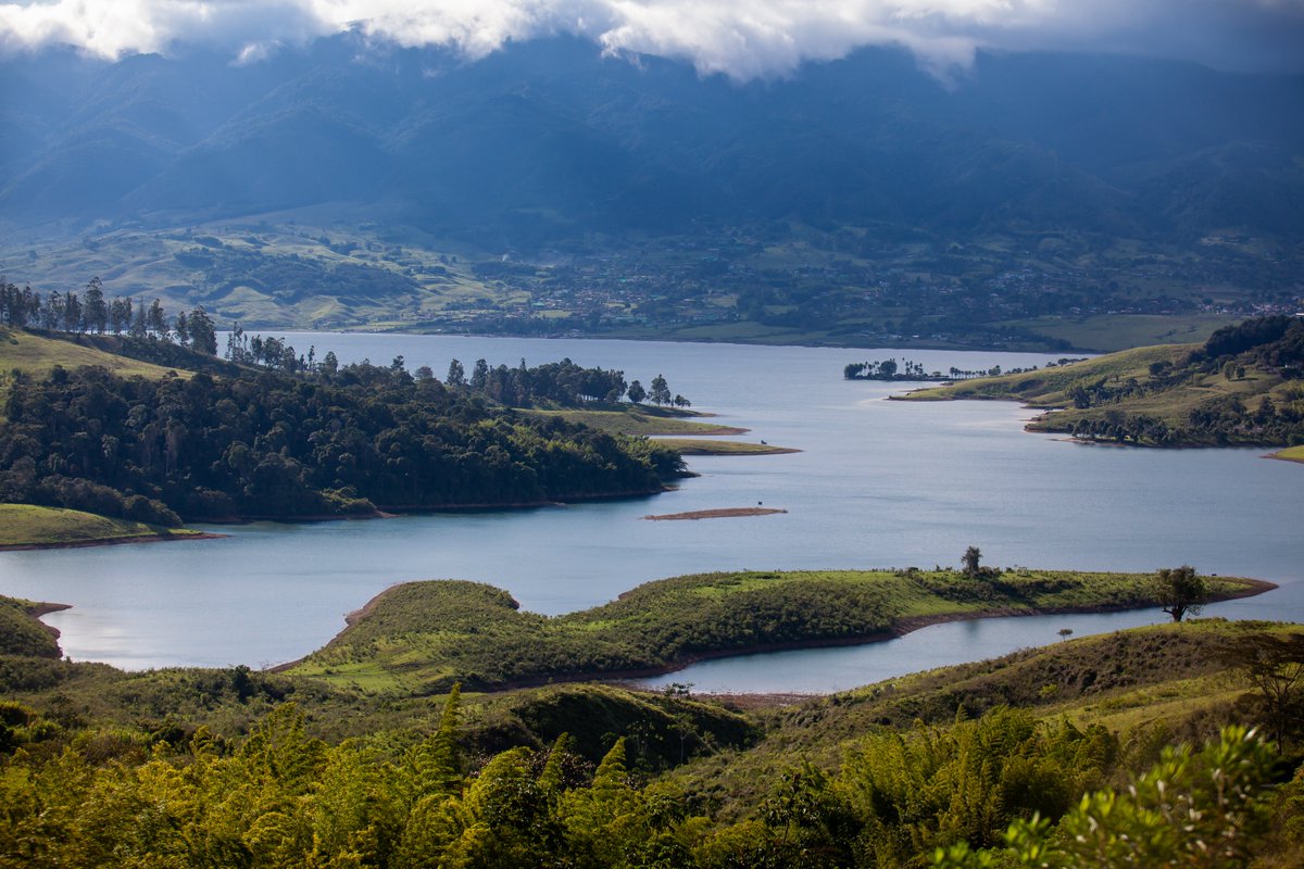 🌞  ¡#FelizLunes! Iniciamos la semana con imágenes del Valle del Cauca. 📸 Desde las playas del Pacífico 🌊 hasta los farallones de Cali 🏞️, este departamento vibra con sabor a sancocho, salsa y tradición.
Una tierra de caña, ritmo y gente que siempre te recibe con una sonrisa.