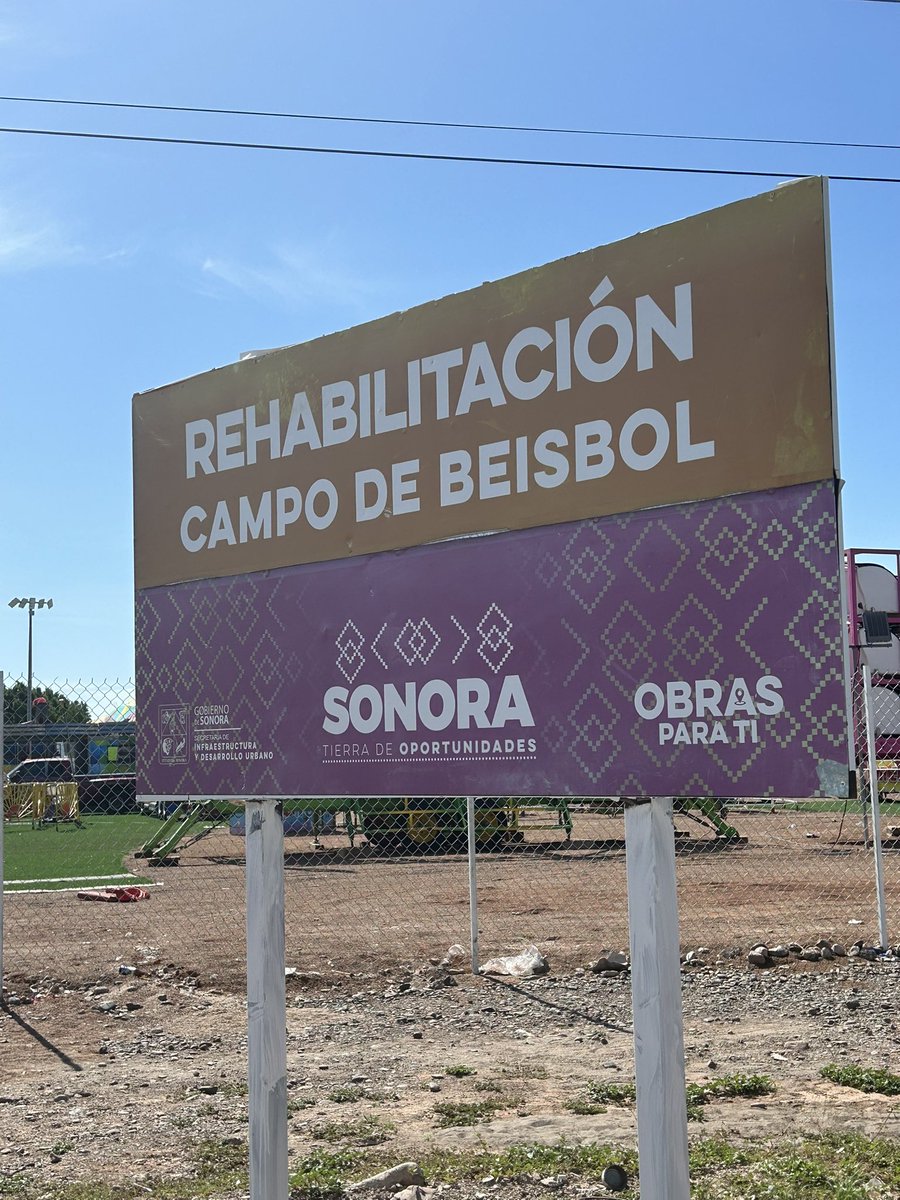 Mirna_JLo's tweet photo. Me dio gran tristeza ver este campo, hace poco más de un mes lo concluyeron y hoy luce así. 🥺 #SIDUR #Deporte https://t.co/r6krQZIXjM