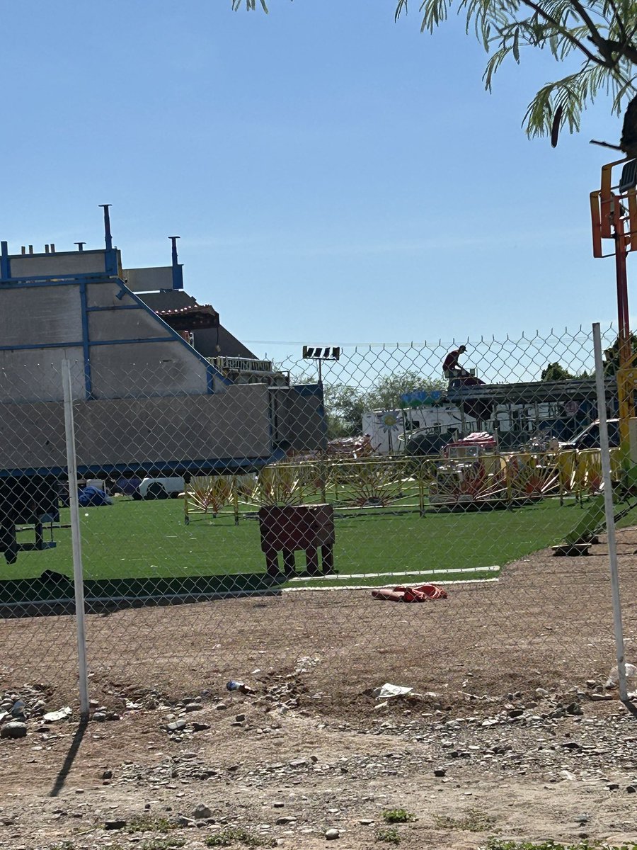 Mirna_JLo's tweet photo. Me dio gran tristeza ver este campo, hace poco más de un mes lo concluyeron y hoy luce así. 🥺 #SIDUR #Deporte https://t.co/r6krQZIXjM