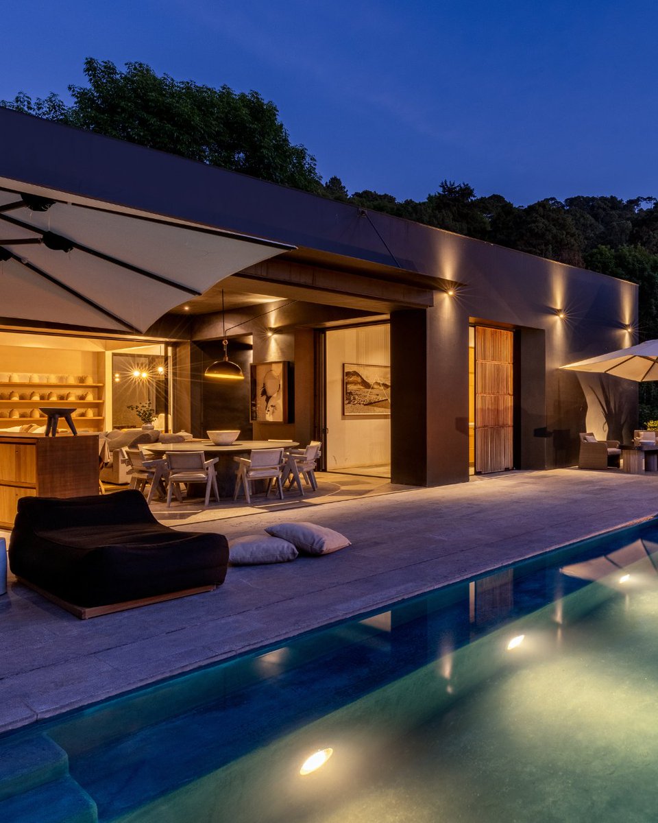 Discover a hidden gem in Valle de Bravo! 🇲🇽 Casa Las Golondrinas blends nature and elegance with 7 rooms, a pool, and lush grounds. Tap for details: ev-link.de/Kj6650Wc9fW