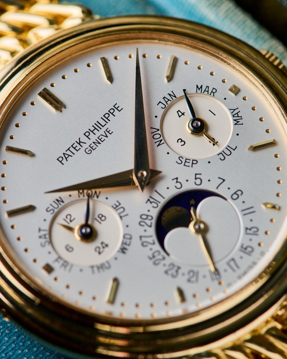 EuropeanWatchCo's tweet image. 🟡 Not just any Patek perpetual calendar - this is a first-series grail.🏆 

One of Patek Philippe’s rarest perpetual calendars, this is the ref. 3945/1J. A close relative of the iconic 3940, this First Series example has all the features that drive collectors crazy!

Launched in…