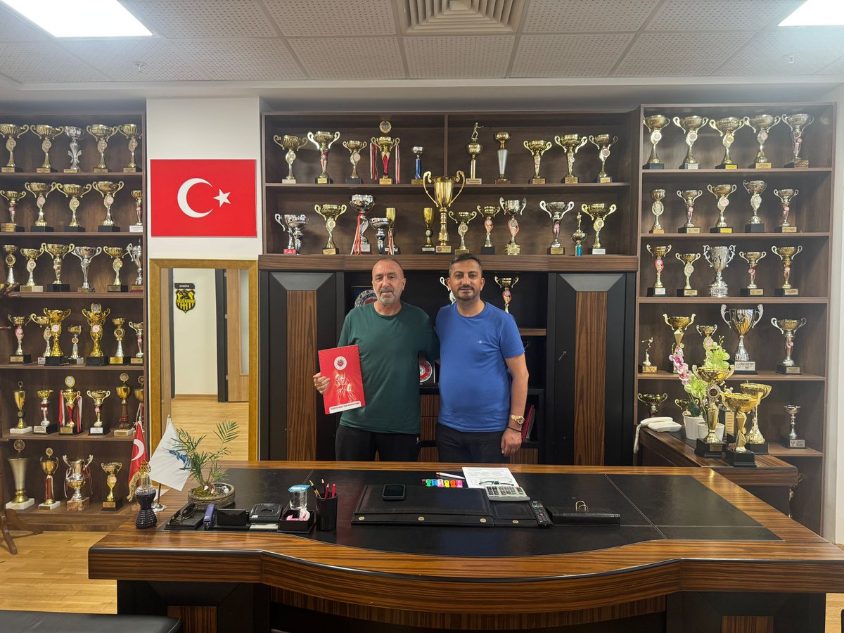 Antrenörlerimiz Mustan Özkaran, İlhami Başkara, Cemil Akçay ve Adem Çelik, Başkanımız Cengiz Eroğlu ve Yönetim Kurulu Üyemiz Selim Kale ile bir araya geldi.  
📌 Toplantıda branşlara dair değerlendirmeler yapıldı, yeni dönem çalışmaları planlandı.