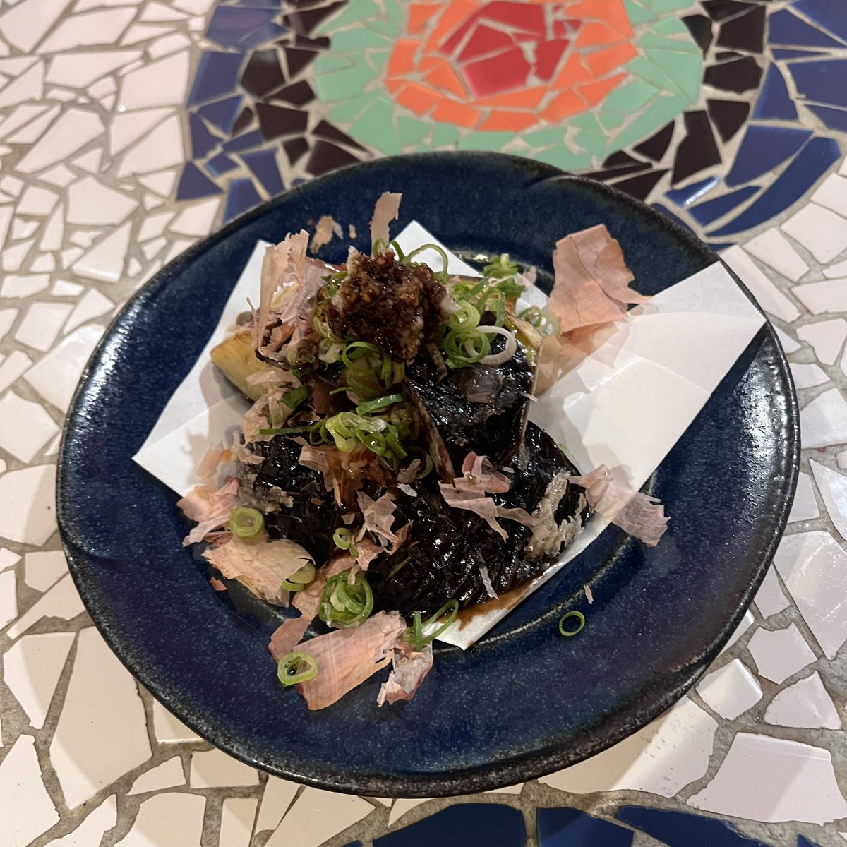 本日もご来店ありがとうございました！7月8日火曜は19時〜24時L.O.の営業で、『東アジアE－1サッカー選手権・男子 日本代表🇯🇵×香港代表🇭🇰』のPV開催！19時24分キックオフ。プロジェクターの大画面で観戦出来ます。チャージフリー。今月の営業予定は→ instagram.com/p/DLmfJ5PyXP2/…

#絹皮なすの揚げナス