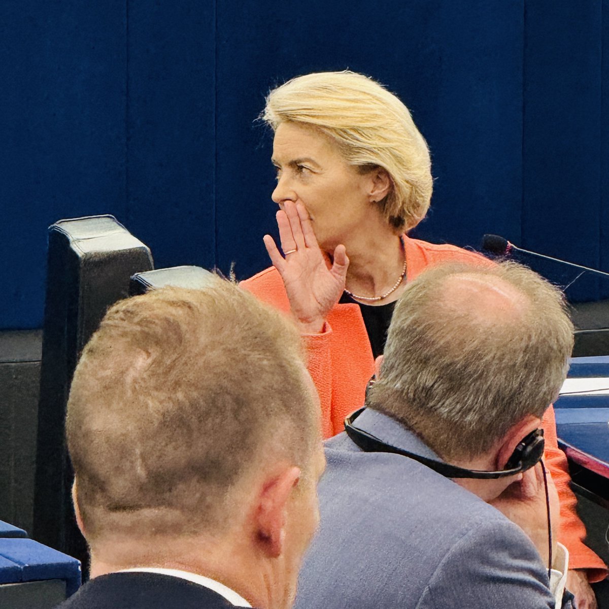 Komission puheenjohtaja Ursula von der Leyen piti juuri puolustuspuheen Euroopan eduskunnan edessä, ettei häntä ja hänen komissiotaan erotettaisi tehtävästään.

Puhetta voi luonnehtia radikaaliksi.

Ensimmäistä kertaa von der Leyen kutsui ECR:ää käytännössä ekstremistiseksi.
