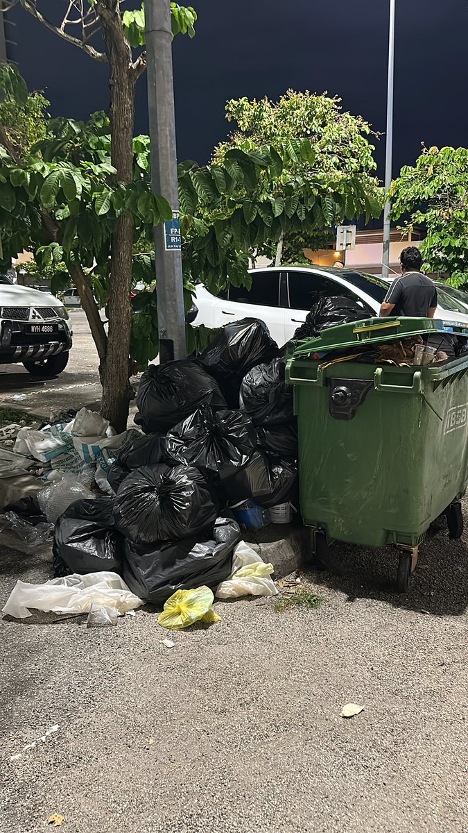 aiie123's tweet photo. @pjcitycouncil keadaan sampah yg tidak dikutip berada dalam keadaan kritikal, bau yg sangat tidak menyenangkan. Lori sampah tidak datang lebih dari 4 hari. 
Lokasi : ara permata, ara damansara.
Jalan 1A/42A.
@AmirudinShari @NgaKorMing @_jamaliah_ https://t.co/JxrE4qyDWa