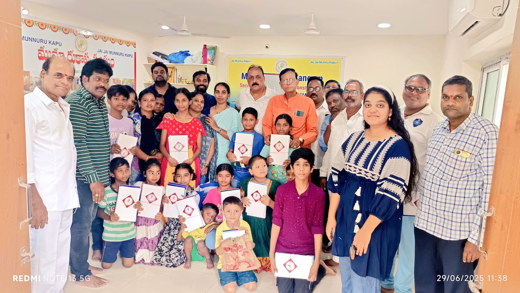 TeamVforu's tweet photo. సికింద్రాబాద్ మున్నూరు కాపు సంఘం కార్యాలయంలో   పేద విద్యార్థులకు ఉచిత నోటుబుక్స్ పంపిణీ కార్యక్రమం  నిర్వహించబడింది.
#Freenotebookdistribution https://t.co/awh0fsEsqM