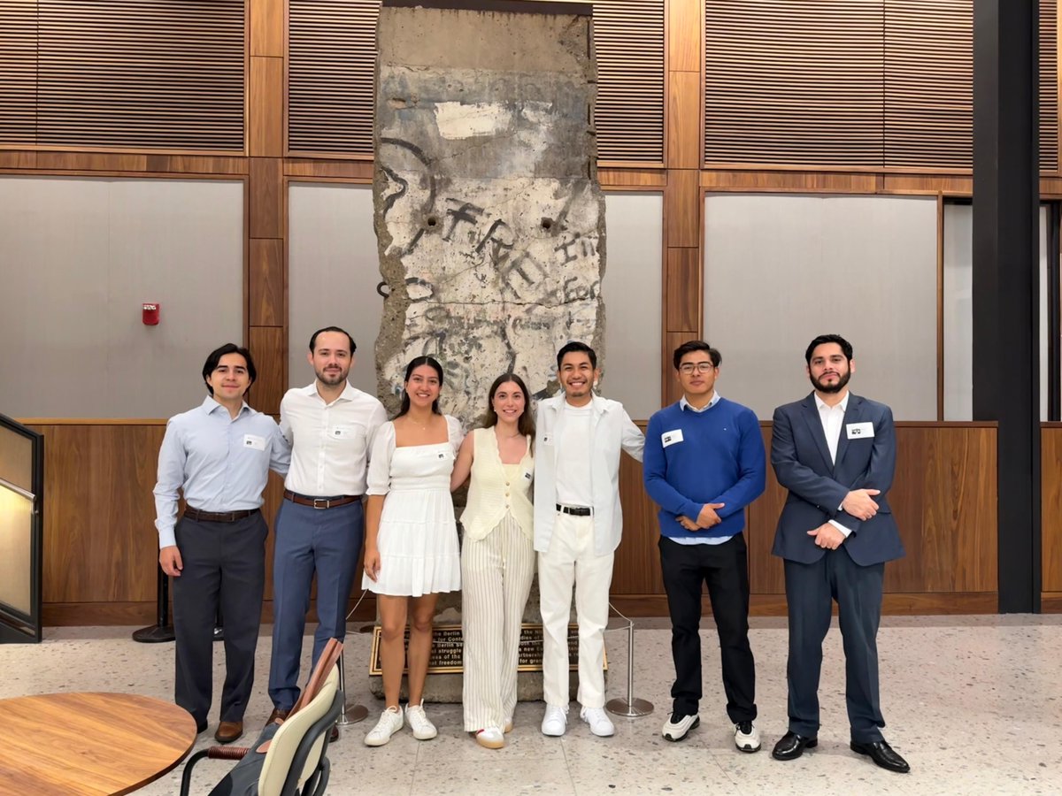 USMexicoFound's tweet image. #200s | The Queretaro 200s Interns took a field trip to @SAISHopkins 

They got an inside look at one of the U.S.'s top international affairs schools, learning about the university and exploring the campus🇺🇸🎓