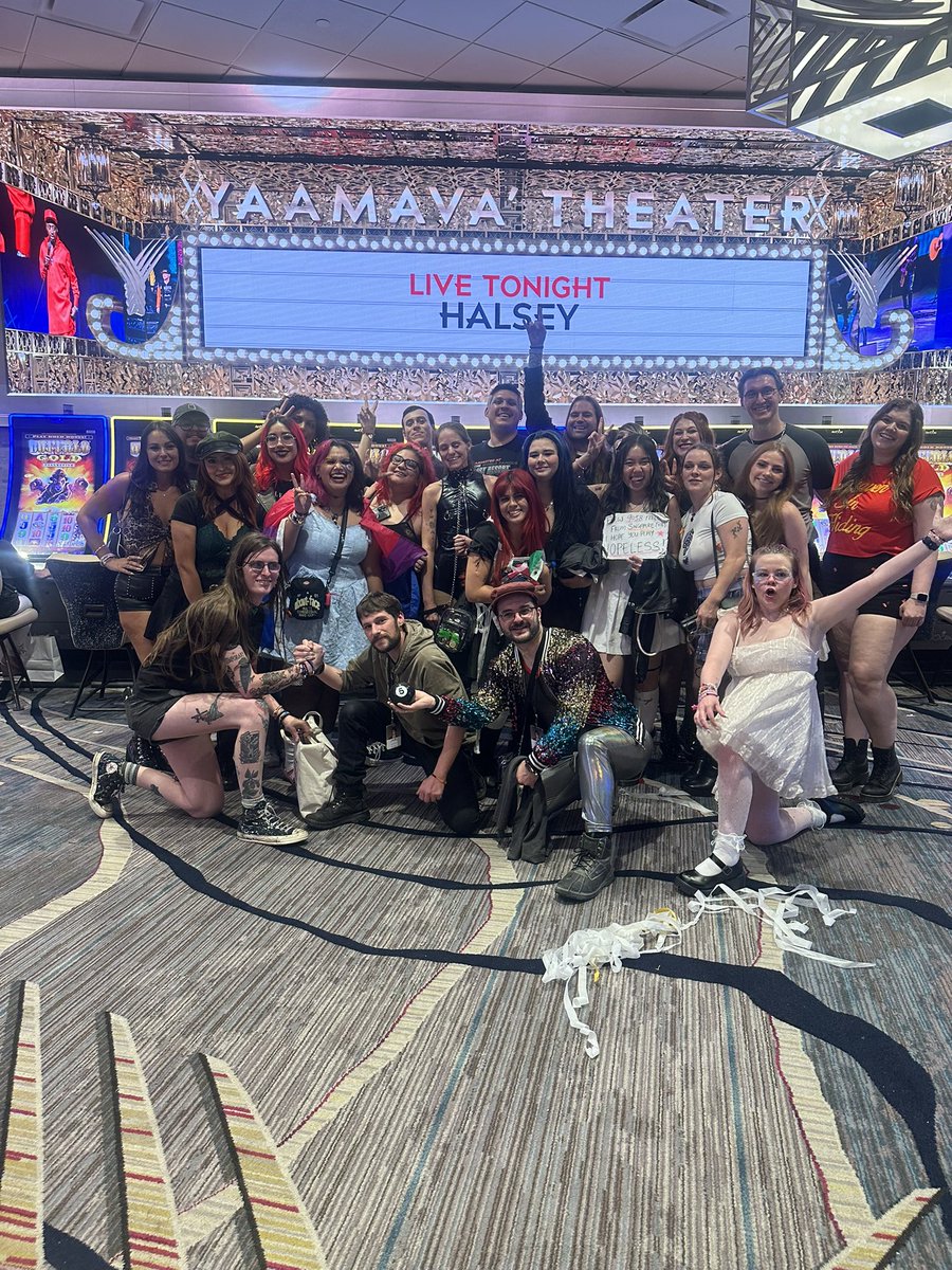 goIdenightmare's tweet image. closing night with all my favorite people. halsey, thank you for so many fun tour memories. love you eternally.